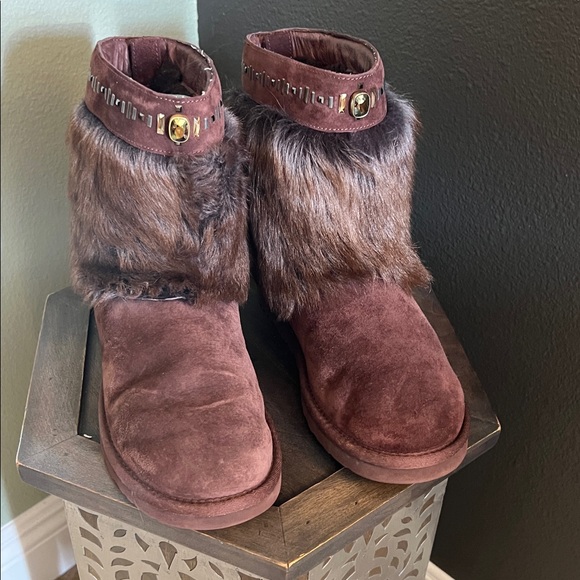 🛑 1 hour sale. Ugg, Vilet Brown Studded Cuff Shearling Boots Women's Size 8. - Picture 2 of 13